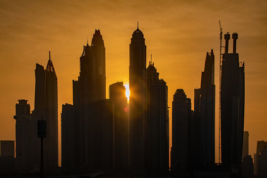 DUBAI, VAE  Das Panorama mit  den Wolkenkratzern der Innenstadt. 
