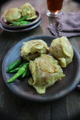 Flour fried tofu with green chilies on a clay plate