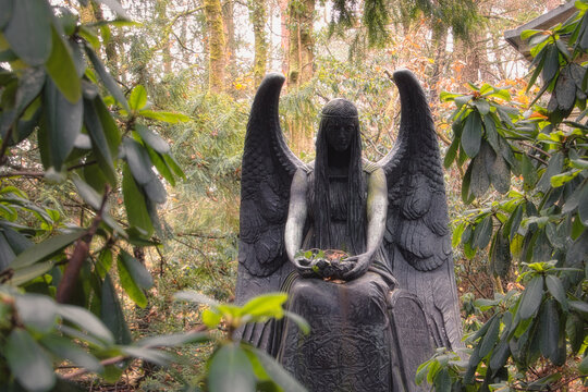 Friedhof - Stahnsdorf - S&uuml;dwestkirchhof - Grave Stone Cross  - Ruhest&auml;tte - Old - Graveyard - Creepy - Gravestone