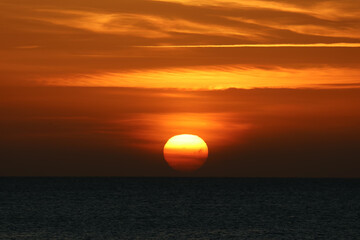 precioso amanecer en el mar