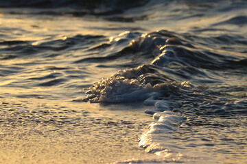 Detalle de las olas del mar en la orilla