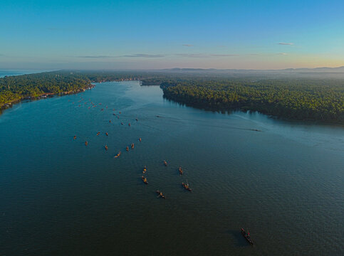Fishermen in Kerela backwaters heading into the ocean