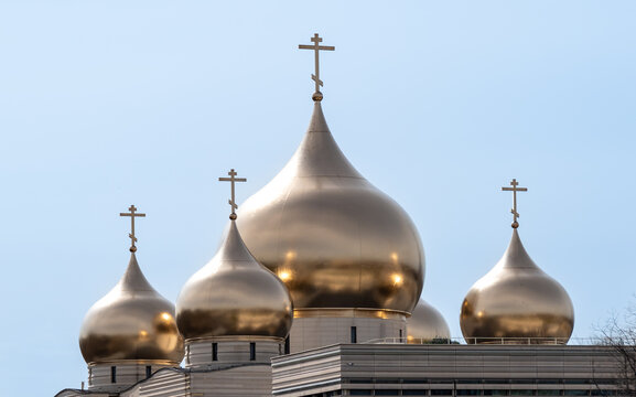 Clochers à bulbe dorés de la cathédrale orthodoxe de la Sainte-Trinité située à Paris, France