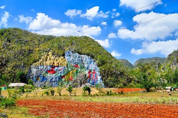 Wandmalerei "Mural de la Prehistoria" im Viñales-Tal © Lutz