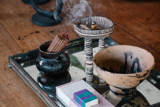 Mesa con incienso y sahumerio para meditar 