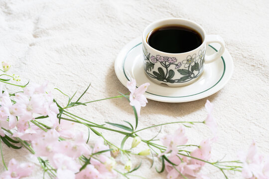 花と北欧のビンテージの食器でコーヒーの時間