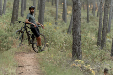 Fototapeta na wymiar Biker Ciclista en el bosque