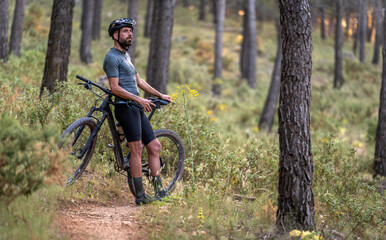 Biker Ciclista en el Bosque