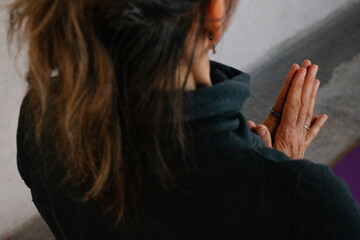Fototapeta premium Mujer meditando con manos juntas 