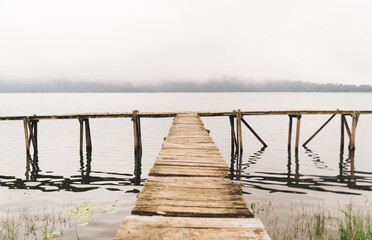 Obraz premium Empty wooden pier near lake