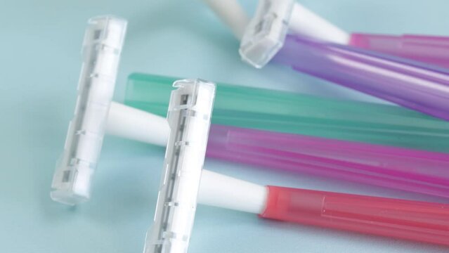 plusieurs rasoirs de couleurs isol&eacute;, en gros plan