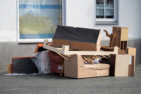 Sperrm&uuml;ll steht auf dem Gehweg bereit zur Abholung