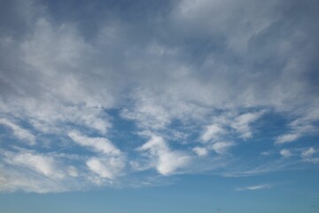 Obraz premium Farbiger Himmel mit interessanten Wolken als Hintergrund