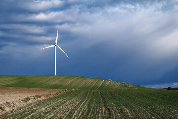 Farma wiatrowa, elektrownia źródeł odnawialnych w deszczowy wiosenny dzień.