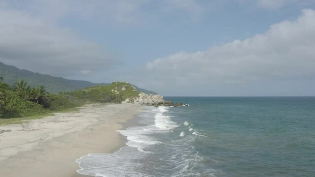 Plage paradisiaque et desertique