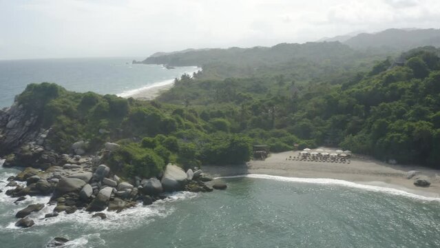 Plage paradisiaque et desertique