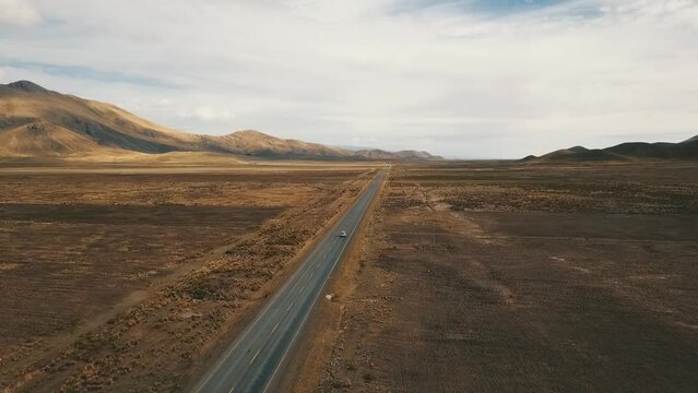 Vue drone d'une route droite desertique