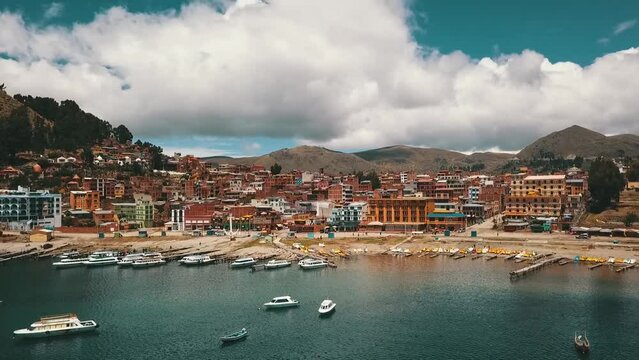 Vue drone du lac Titicaca et de la ville Copacabana