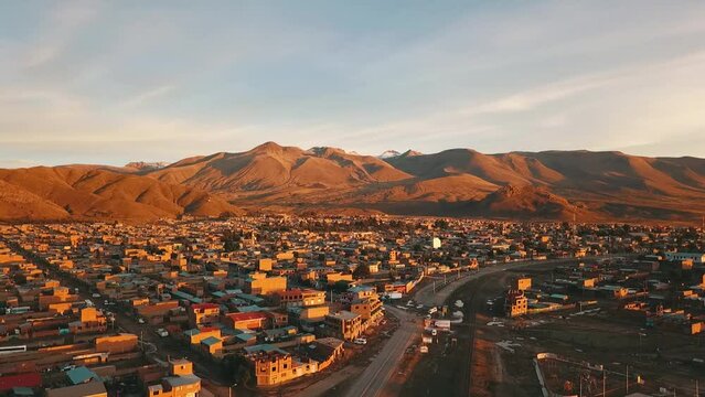 Vue drone d'une ville du d&eacute;sert