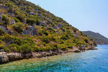 Obraz premium The ruins of a sunken ancient city on the island of Kekova Lycian Dolichiste in Turkey in the province of Antalya