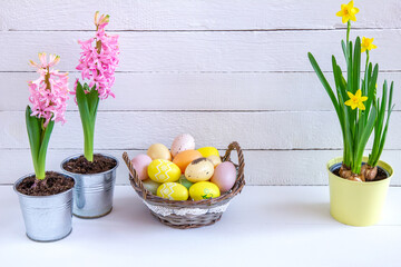 Wielkanocne tło z pisankami i wiosennymi kwiatami