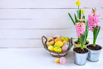 Wielkanocne tło z pisankami i wiosennymi kwiatami - obrazy, fototapety, plakaty