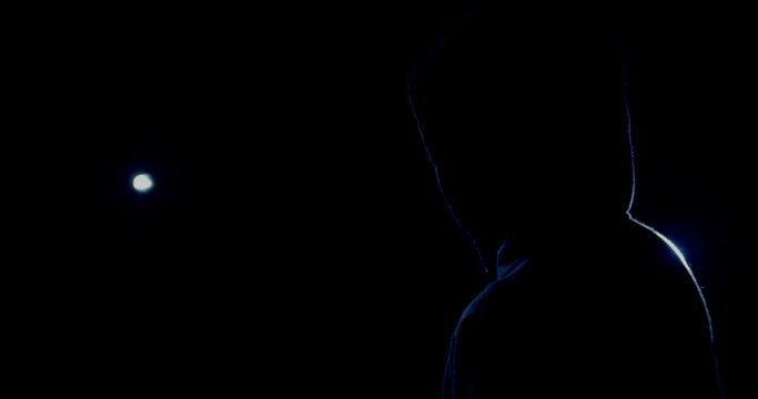 Persona caminando en la oscuridad iluminada por linternas