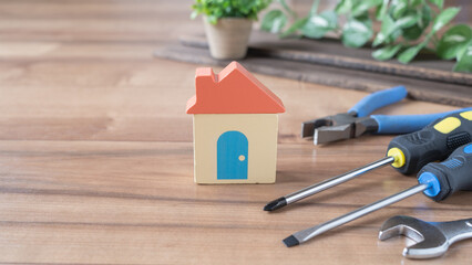 積み木の家と工具｜住宅設備修理イメージ