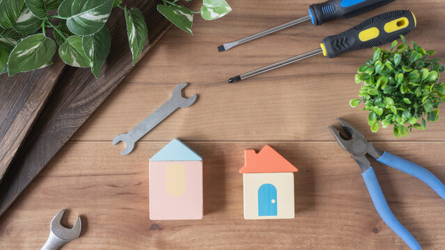 積み木の家と工具｜住宅設備修理イメージ