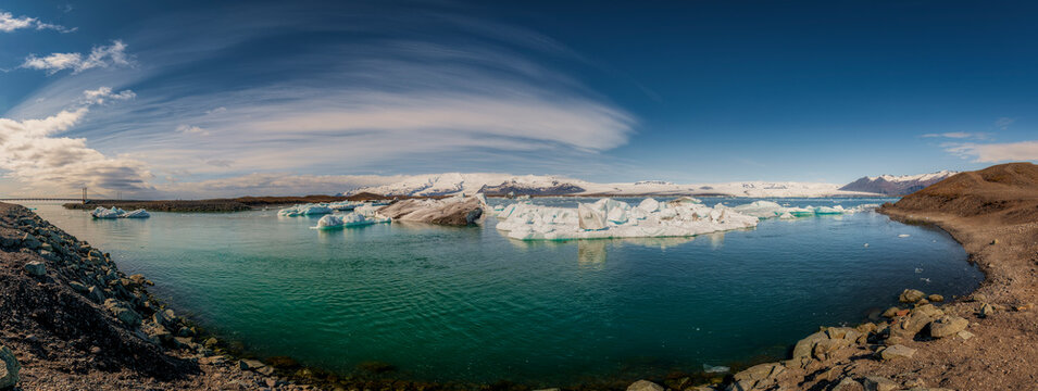 J&ouml;kuls&aacute;rl&oacute;n es un lago glaciar que linda con el parque nacional de Vatnaj&ouml;kull, en el sudeste de Islandia
