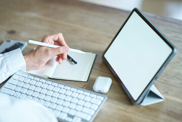 スタイラスペンを持つ女性の手元