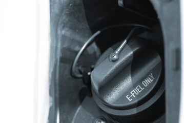 Tankdeckel von einem Auto mir dem Hinweis E-Fuel Only