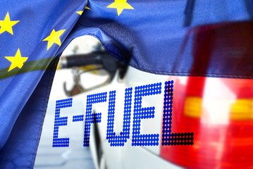 Flagge der EU und Tanken von E-Fuel 