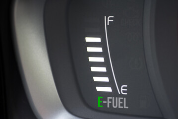 Tankanzeige in einem Auto E-Fuel