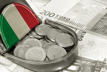 Euro Banknoten und Münzen, Geldbörse und Flagge von Italien