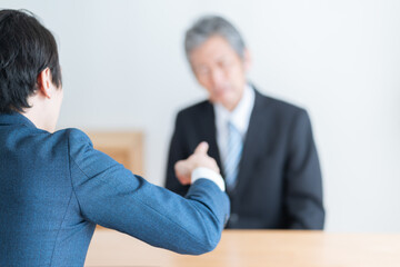 怒られる年上のビジネスマン（ビジネス・ミーティング・面接）