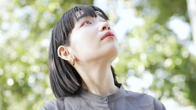 リラックスした表情の女性