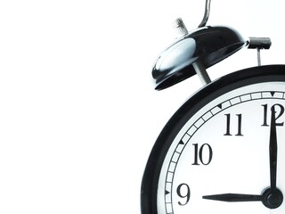 Reloj retro negro marcando las nueve sobre fondo blanco Despertador a las 9am 9pm con espacio para...