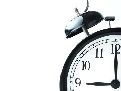 Reloj retro negro marcando las nueve sobre fondo blanco Despertador a las 9am 9pm con espacio para escribir texto