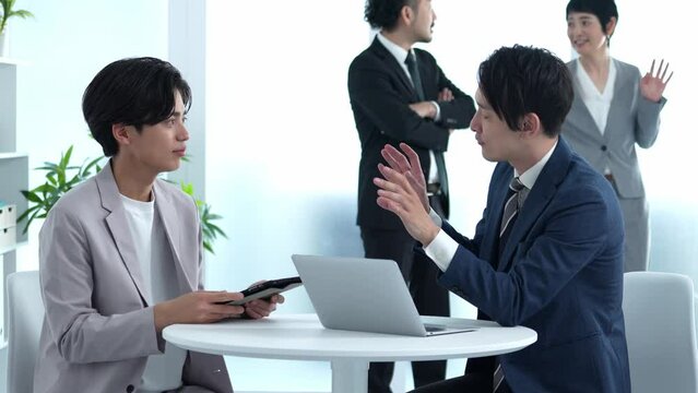 打ち合わせをする若い日本人男性