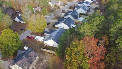 Light frost on shingle roofs of detached single family houses with lush greenery trees in an established subdivision near Hog Mountain Road, Flowery Branch, Georgia, USA - obrazy, fototapety, plakaty