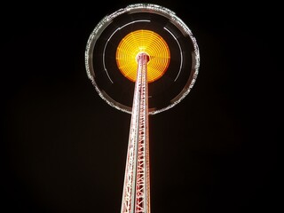 luces de una noria girando en un parque de atracciones de noche