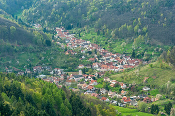 Blick von der Burgruine Neuscharfeneck bei Flemingen auf den Ort Ramberg. Rheinland-Pfalz in Deutschland