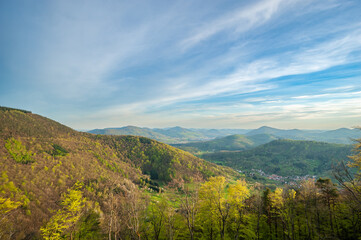 Blick von der Burgruine Neuscharfeneck bei Flemingen auf den Naturpark Pfälzer Wald. Rheinland-Pfalz in Deutschland