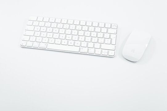 immagine editoriale illustrativa di Apple Magic mouse e Magic keyboard con touch ID vista dall' alto su sfondo bianco