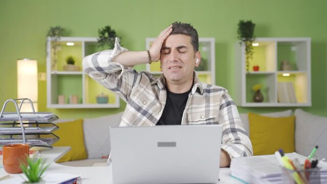 The home office worker remembers, his plans come to mind.
Self-employed man remembering while working, getting angry with himself, forgetting appointment, forgetting meeting, being late.
