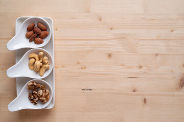 Obraz na płótnie Canvas 並ぶ三種のナッツ