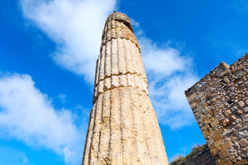 Fototapeta na wymiar Columna Romana in Tarragona Spain . Ancient Roman Stone Column 