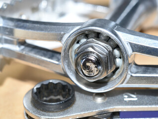 自転車のペダルの整備中