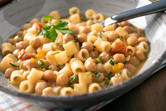 Pasta e ceci, ricetta tradizionale di zuppa di ditalini rigati e legumi, cibo vegetariano italiano 